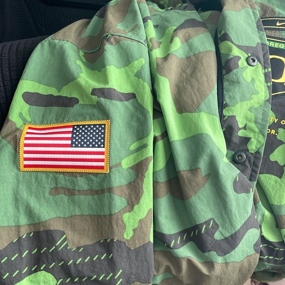 EUC NIKE Oregon Ducks Men's SMALL Lightweight Army Camo Hood Jacket - Picture 8 of 10